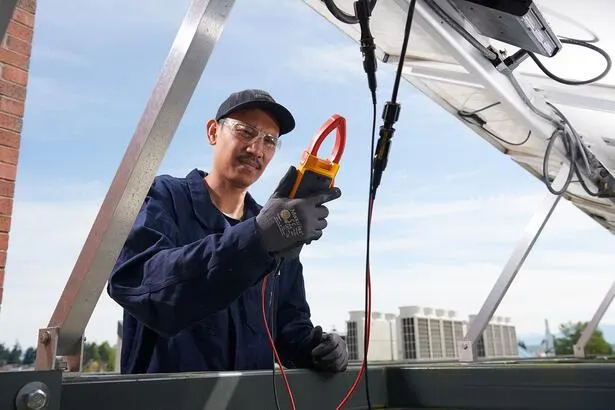 Solar Tools Kit with 393 FC Clamp Meter, Irradiance Meter and Solar Test Leads 5337401